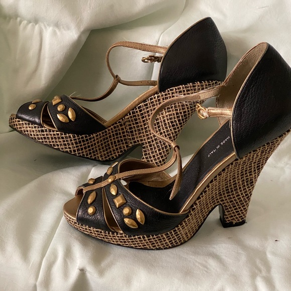 These are not for the faint of heart. Beautiful DKNY made in Italy platforms. - Picture 5 of 9